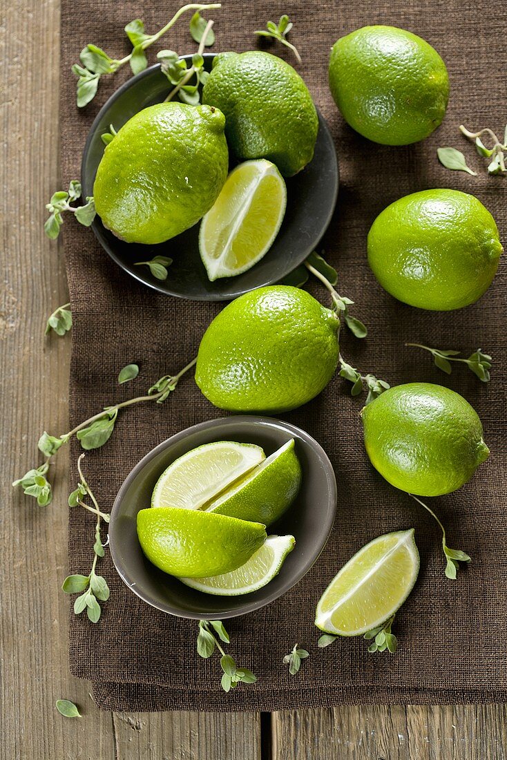 Limes, whole and in wedges (seen from above)