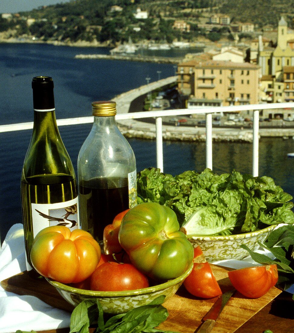 Stillleben mit Fisch und Tomaten; Balkon; Italien