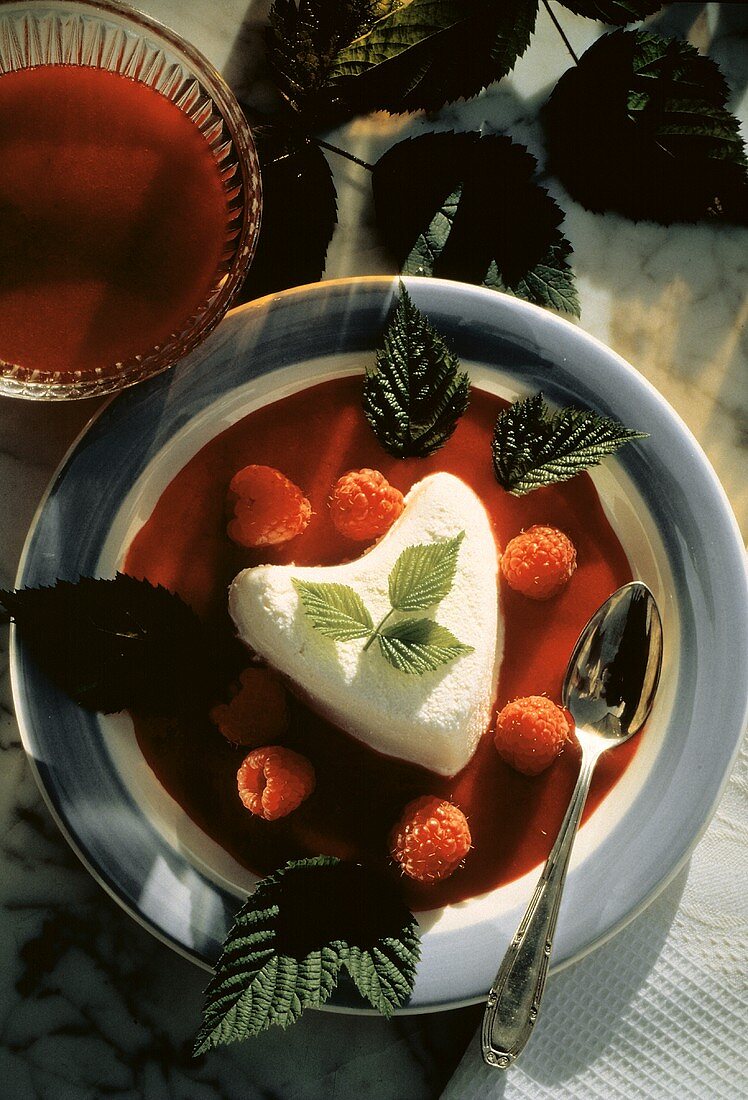 Sahneherz mit Himbeeren