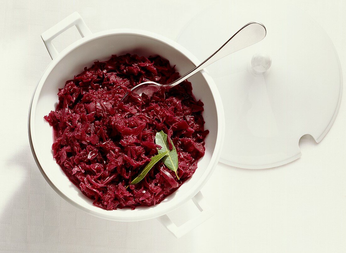 Rotkohl in weißer Terrine