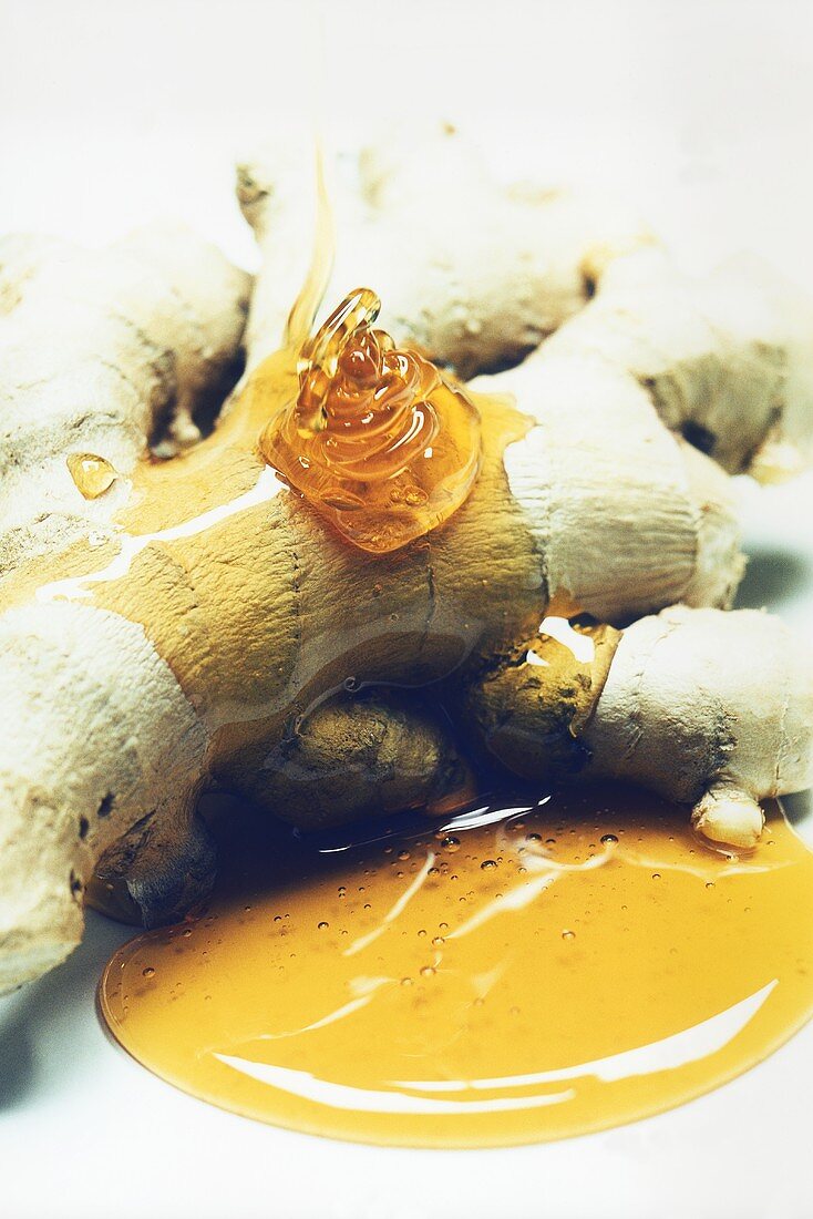 Honig wird über Ingwer gegossen