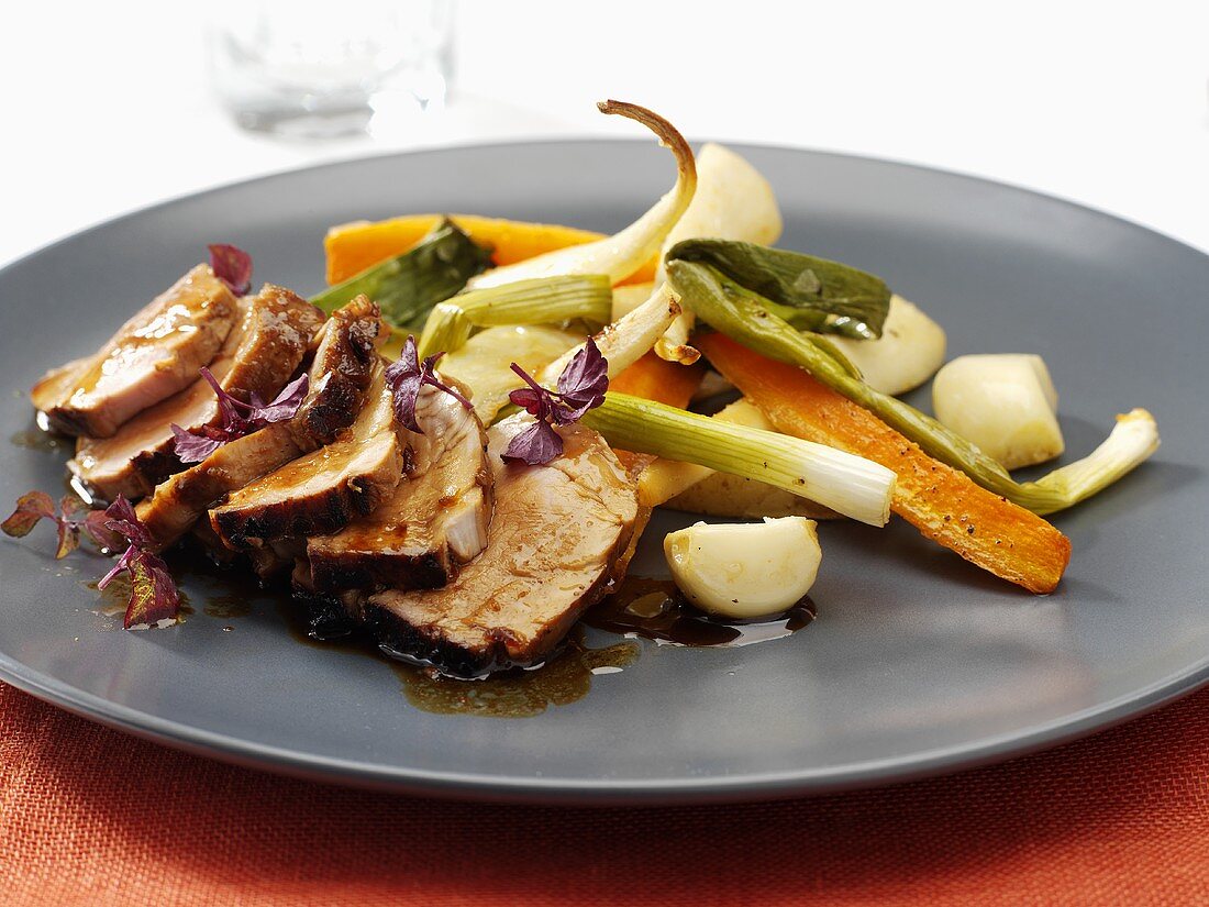 Pork fillet marinated in soy sauce, with vegetables