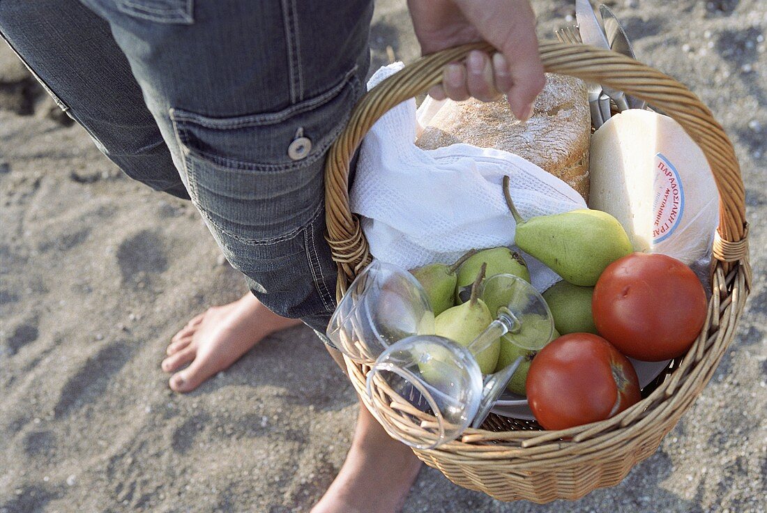 Frau mit Picknickkorb