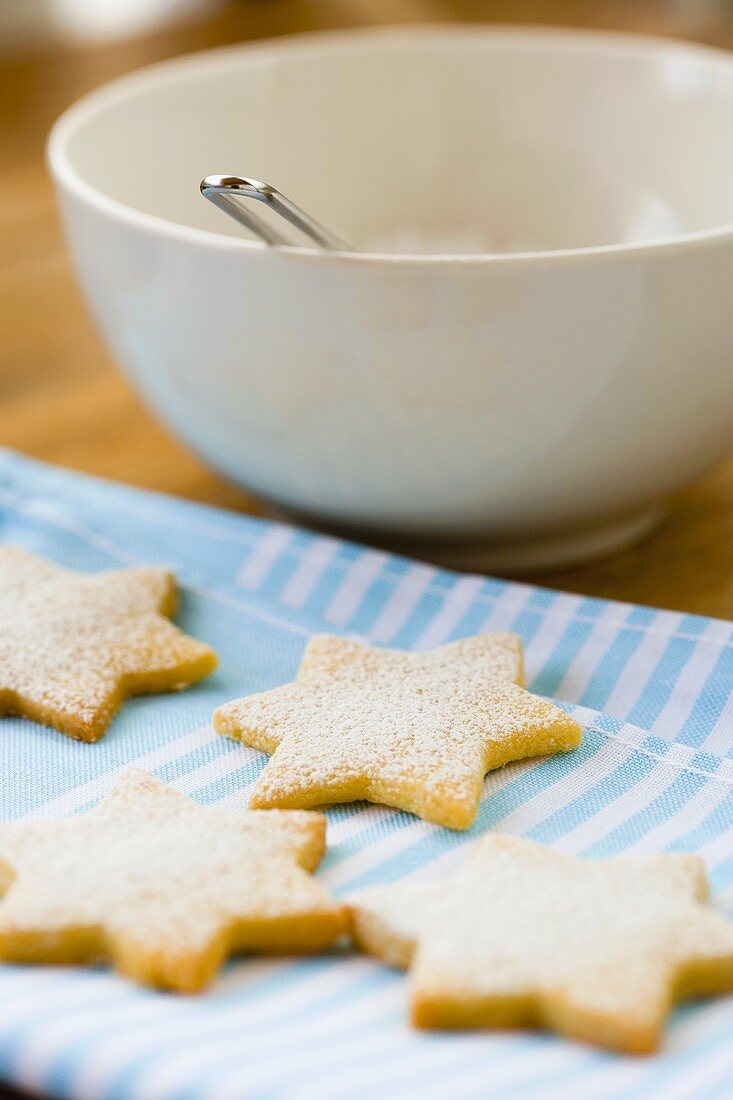 Star-shaped biscuits sprinkled with icing sugar