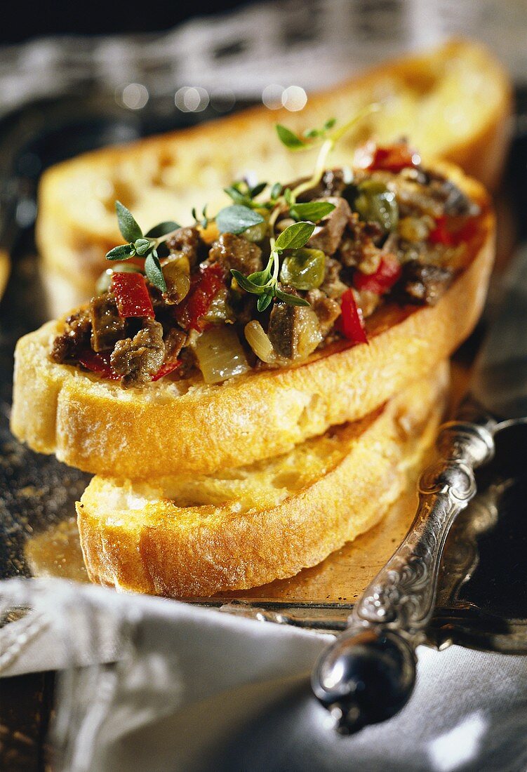 Crostini (Röstbrot mit Hühnerleber & Kapern, Italien)