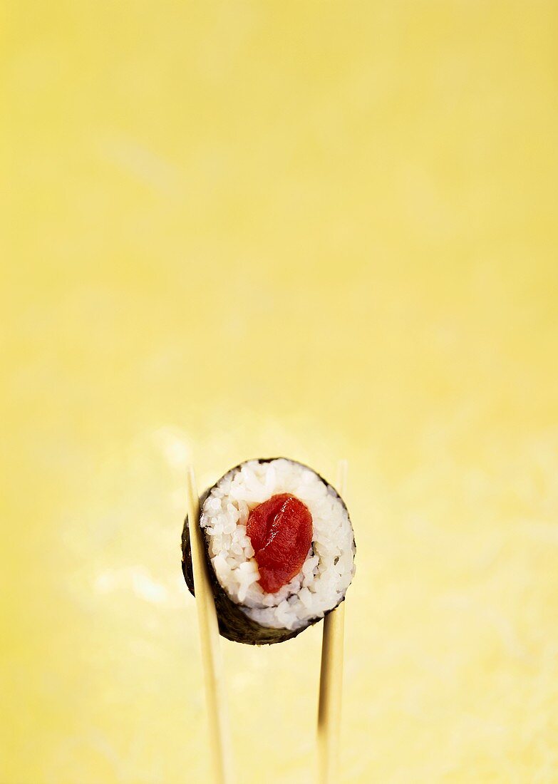 Maki-Sushi mit Thunfisch auf Stäbchen