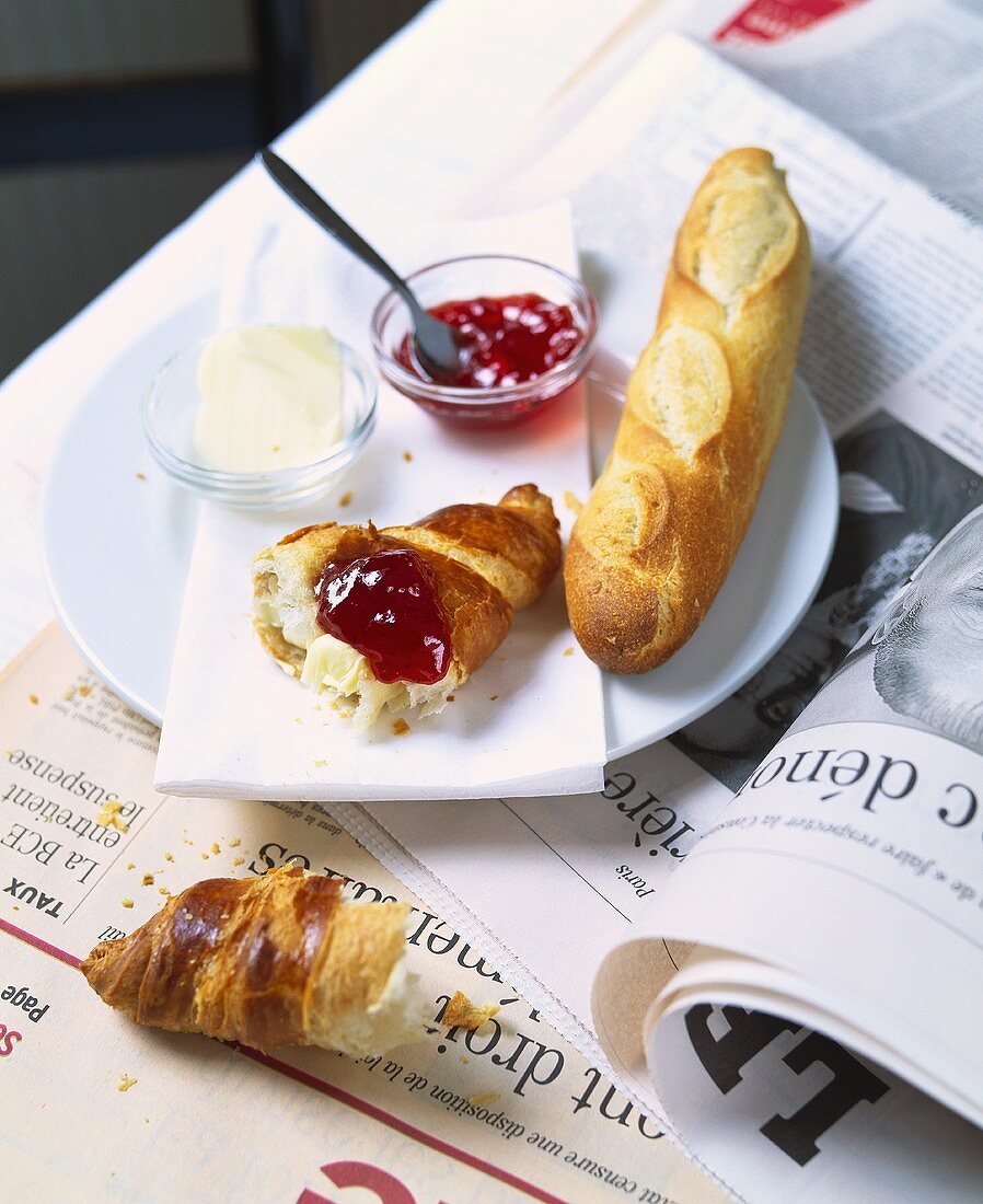 Frühstück mit Croissant, Marmelade und Baguette (Frankreich)