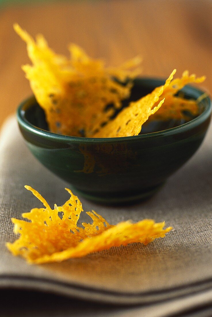 Mimolette-Käse-Chips in grüner Schale