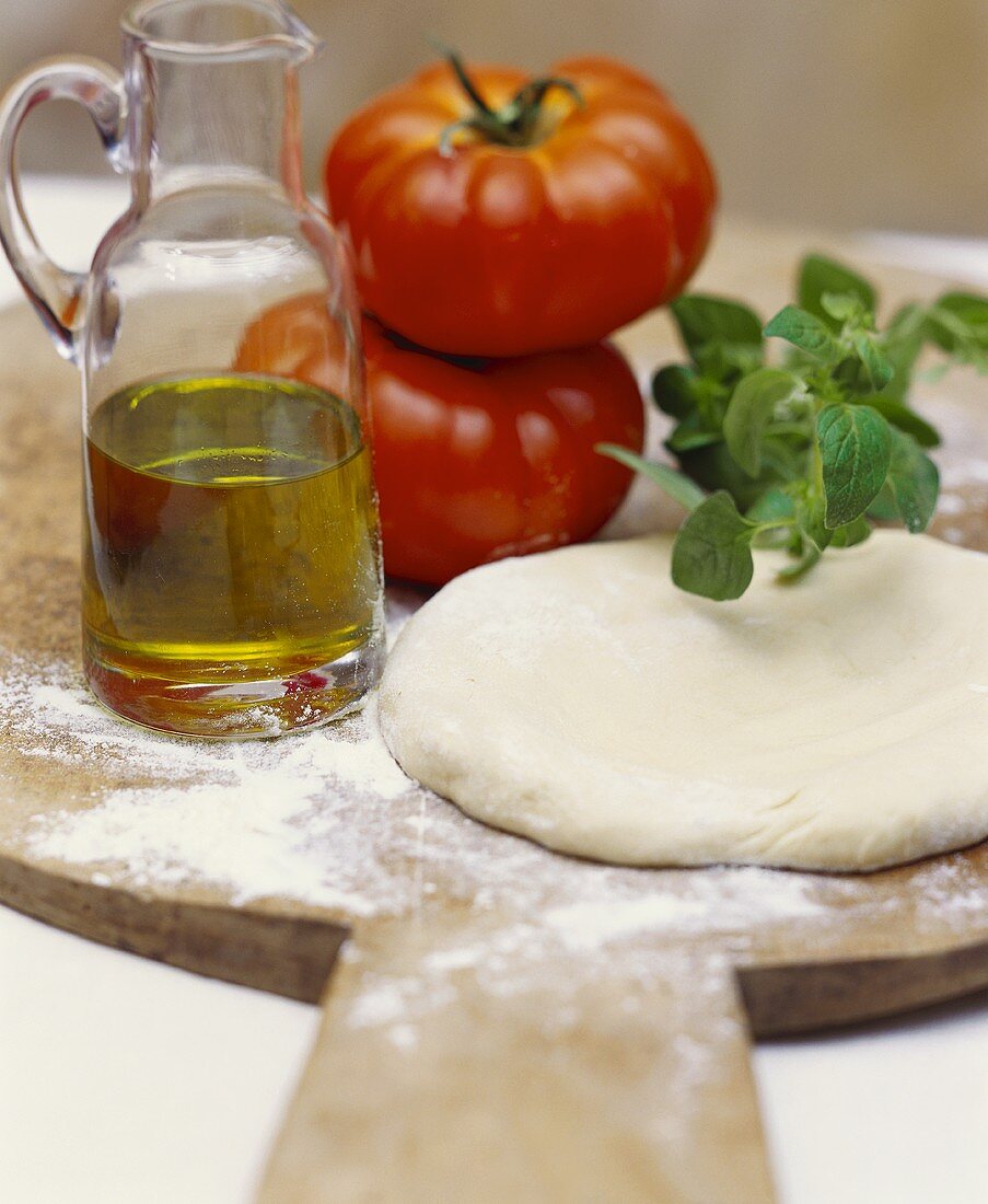 Pizzateig, frische Tomaten, Olivenöl und frischer Oregano