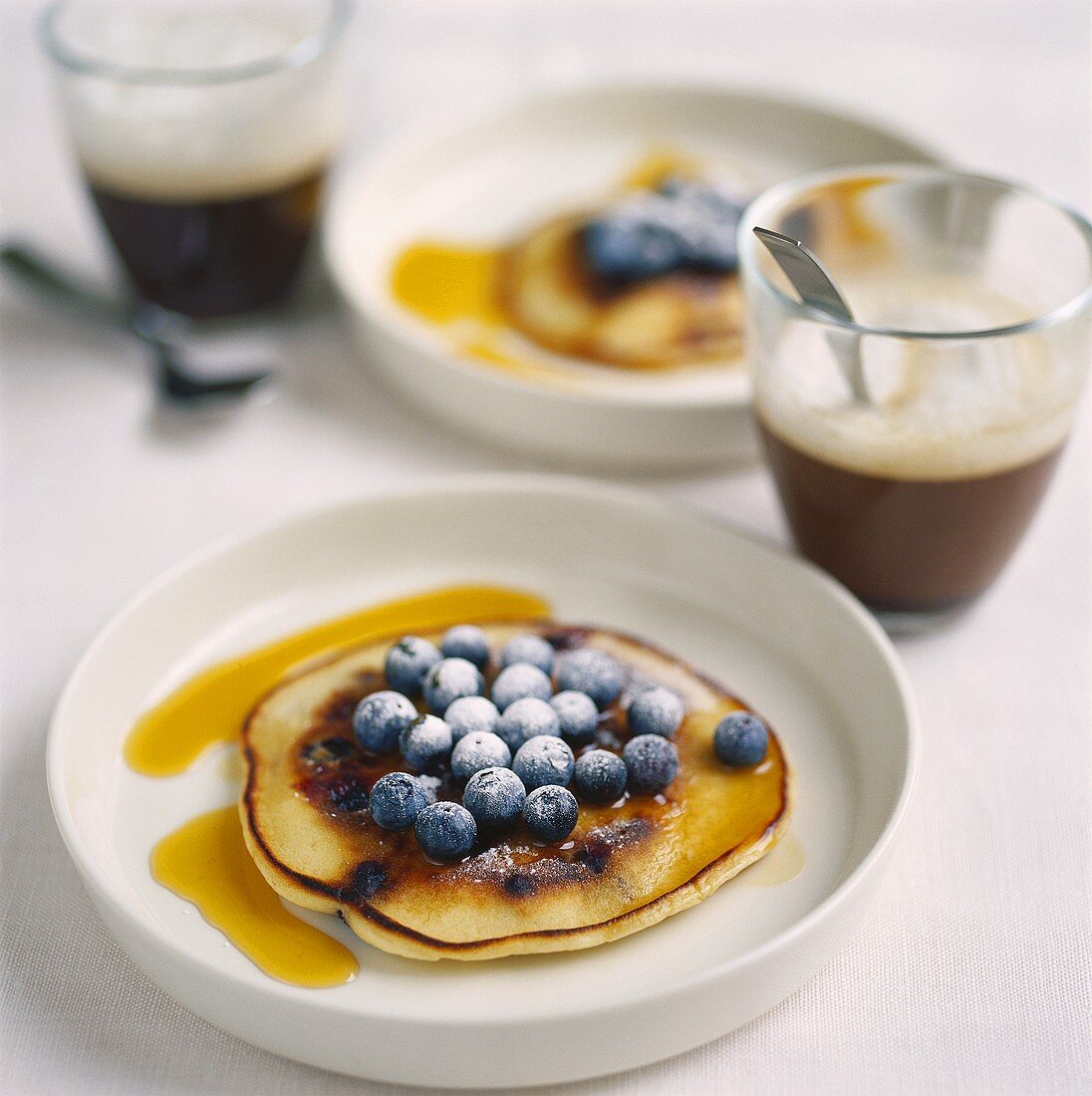 Pancakes mit Heidelbeeren und Ahornsirup