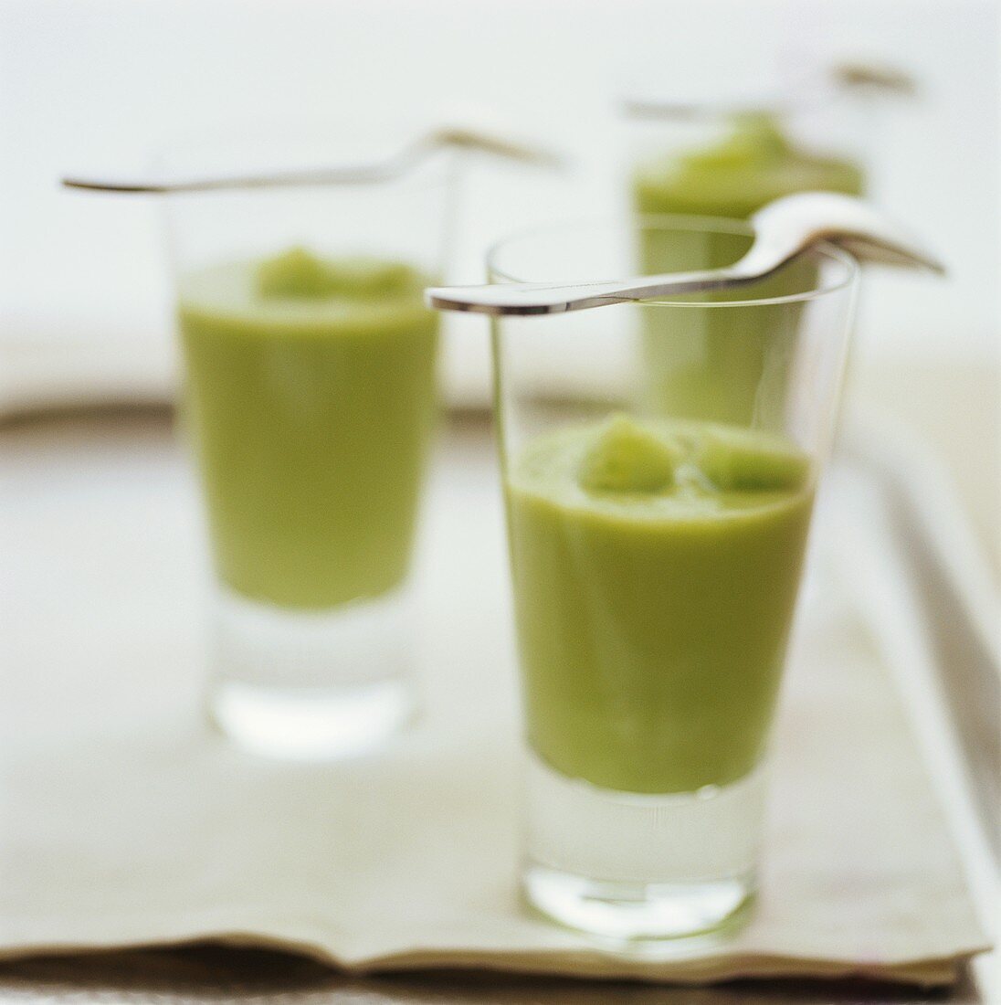 Avocado-Gurken-Smoothies mit Limetten in Gläsern