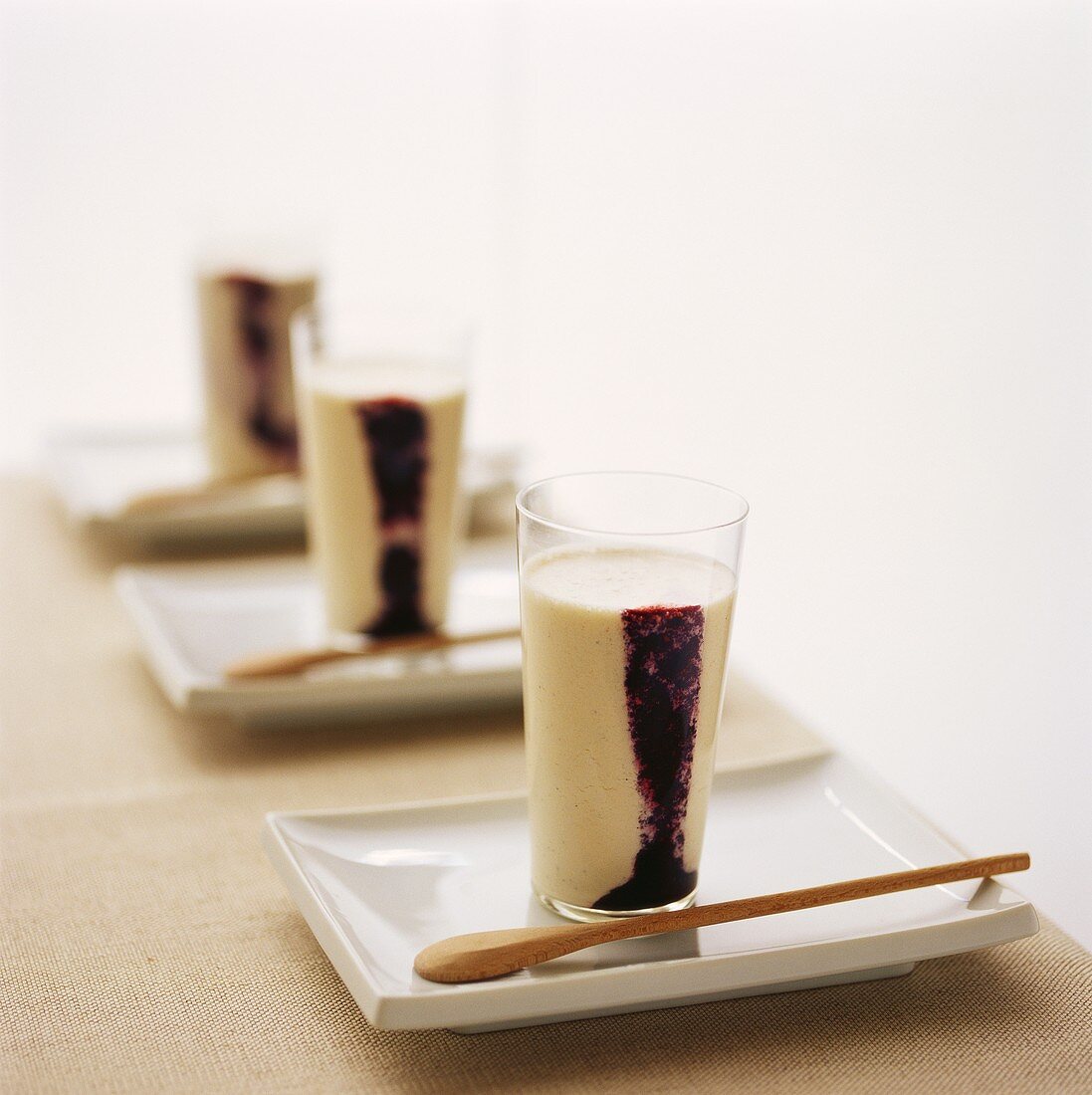 Pear and vanilla milk with blackberries