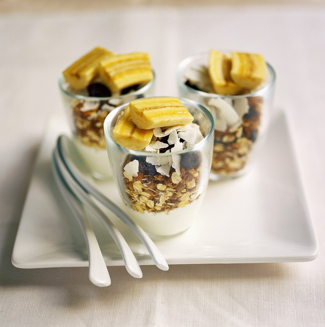 Müsli mit Heidelbeeren und Bananen in Gläsern