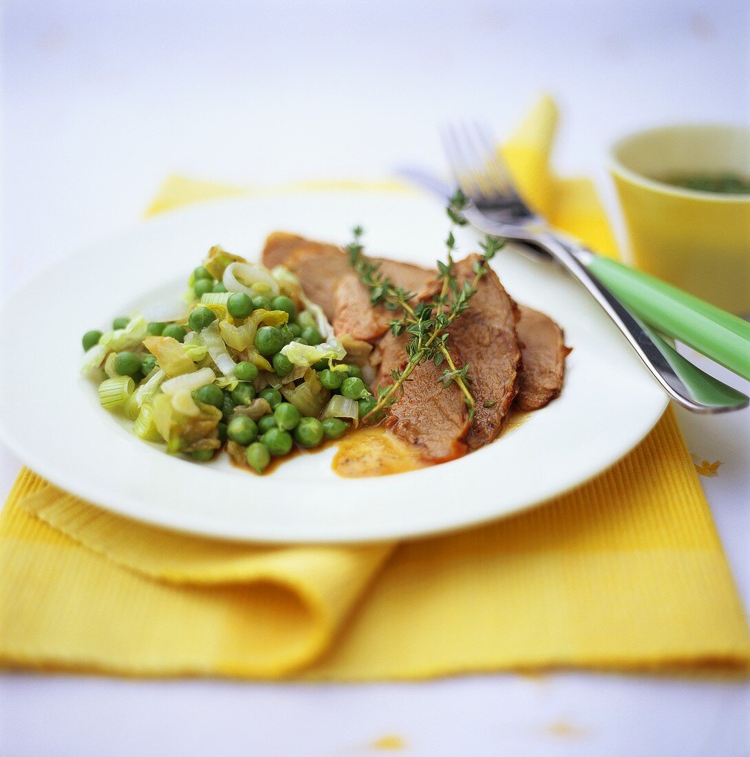 Roast beef with peas and leeks