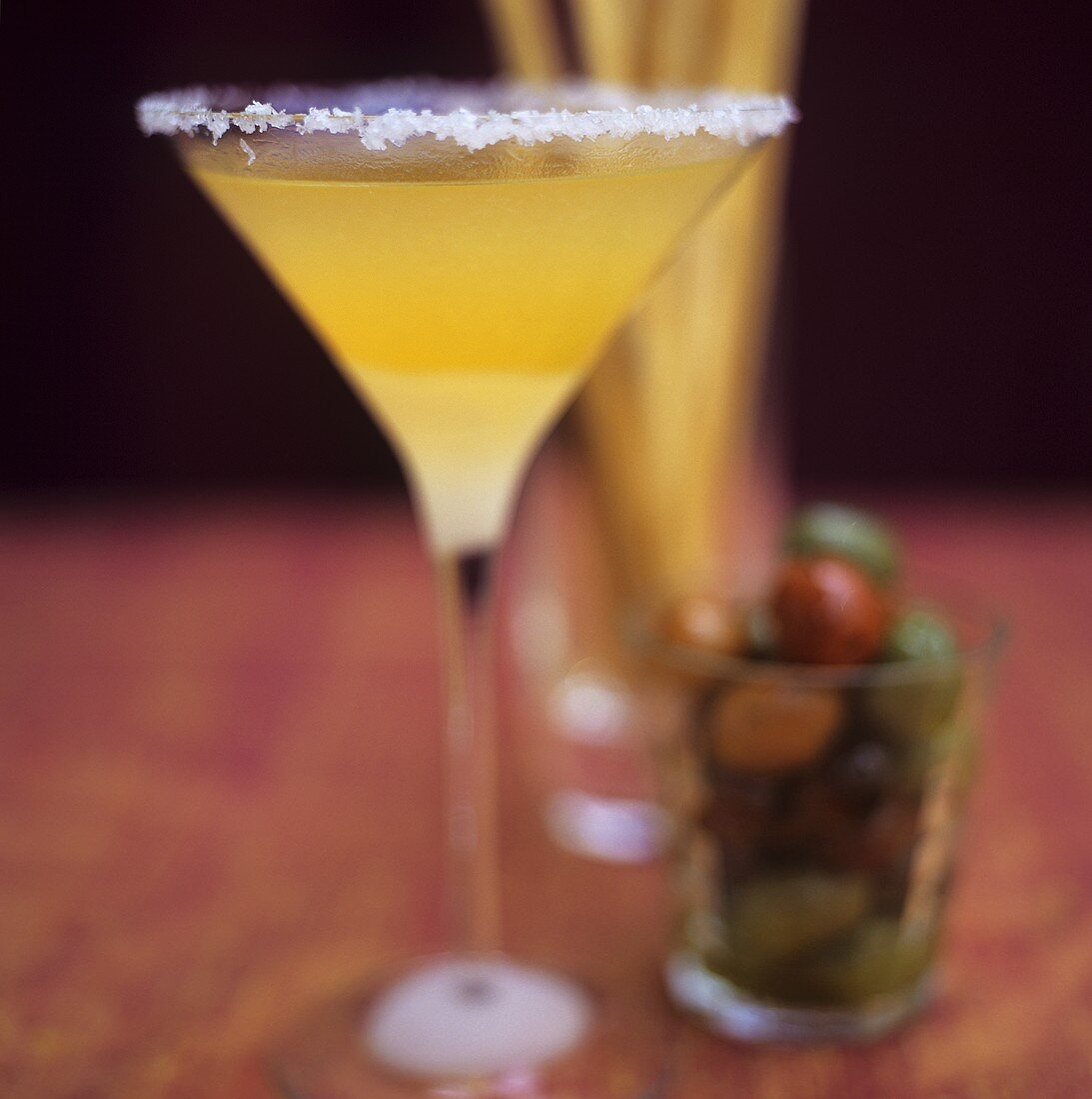 Martini and mango cocktail; grissini