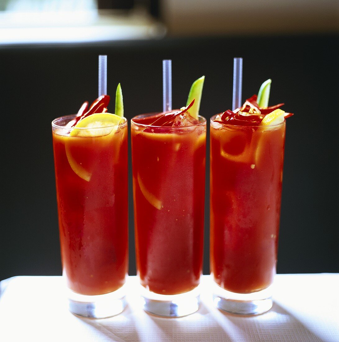 Scharfe Chili-Tomaten-Drinks in drei Gläsern
