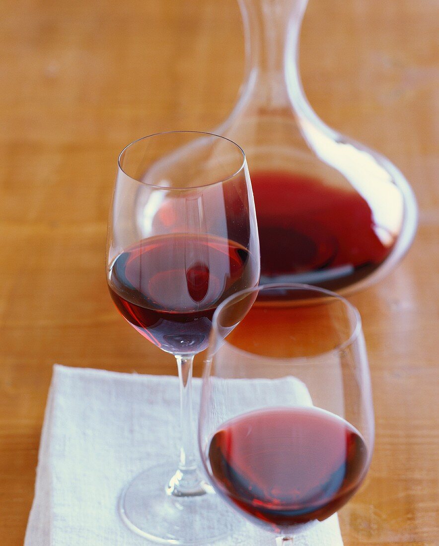 Rotwein in zwei Gläsern und Karaffe