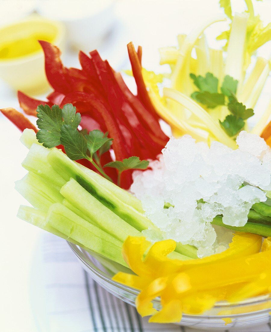 Verschiedene Gemüsesticks auf Glasteller