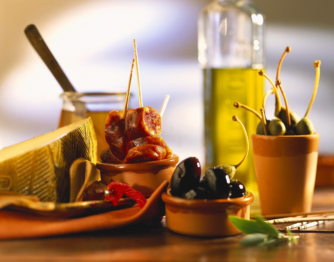 Käse, Wurst, Oliven und Kapern aus Spanien