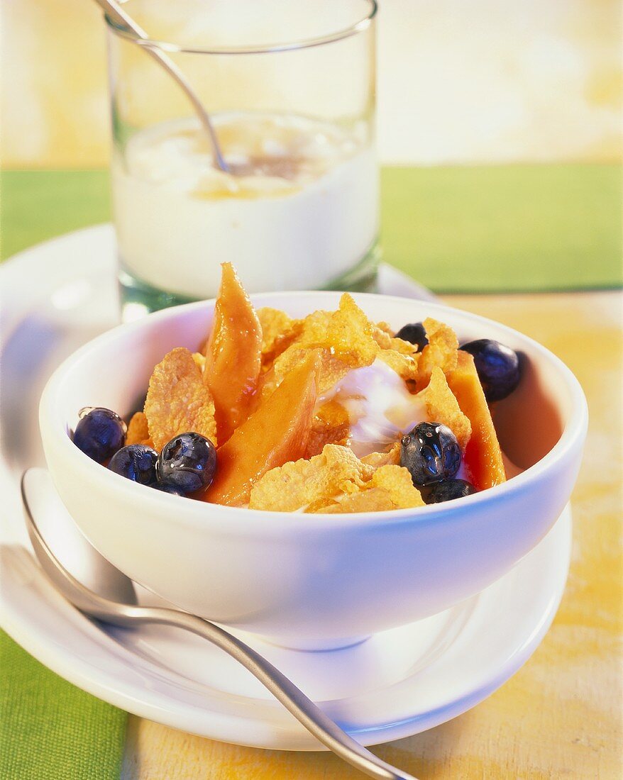 Cornflakes with papaya, blueberries and cultured milk