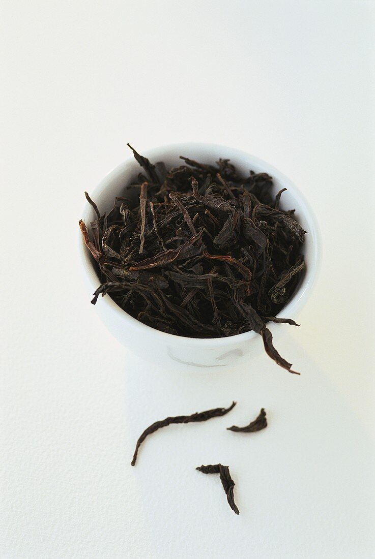 Teeblätter im Schälchen (Sorte Schwarztee Ceylon)