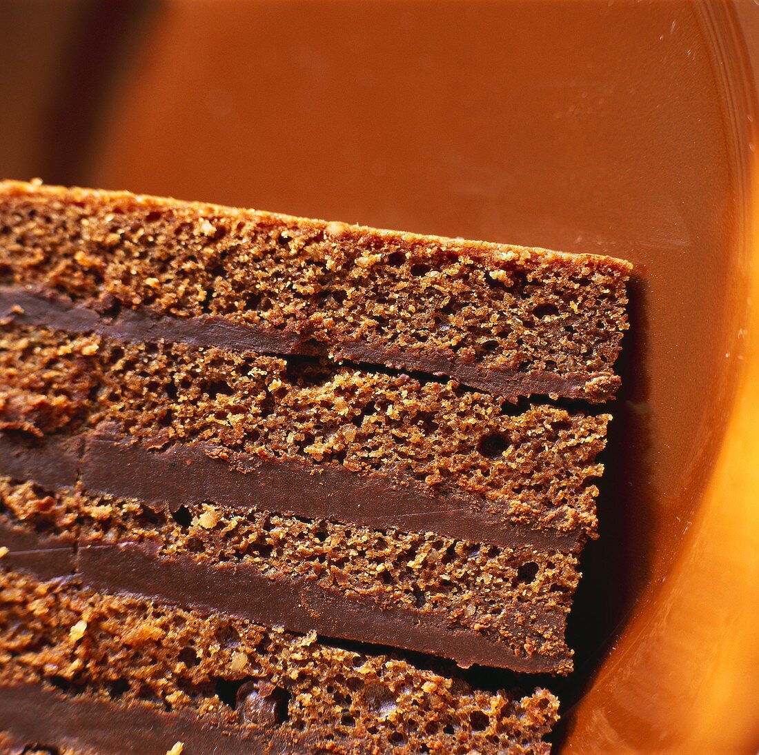 Stück Schokoladenkuchen auf braunem Untergrund