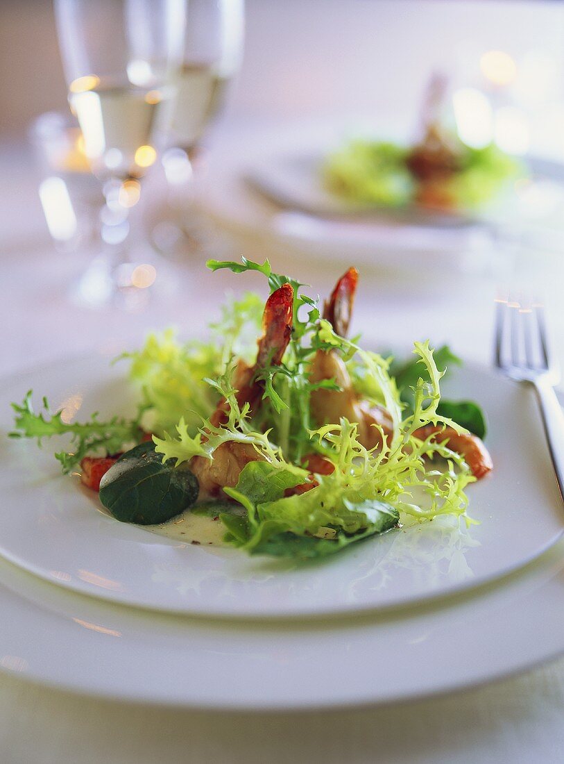 Blattsalat mit Garnelen