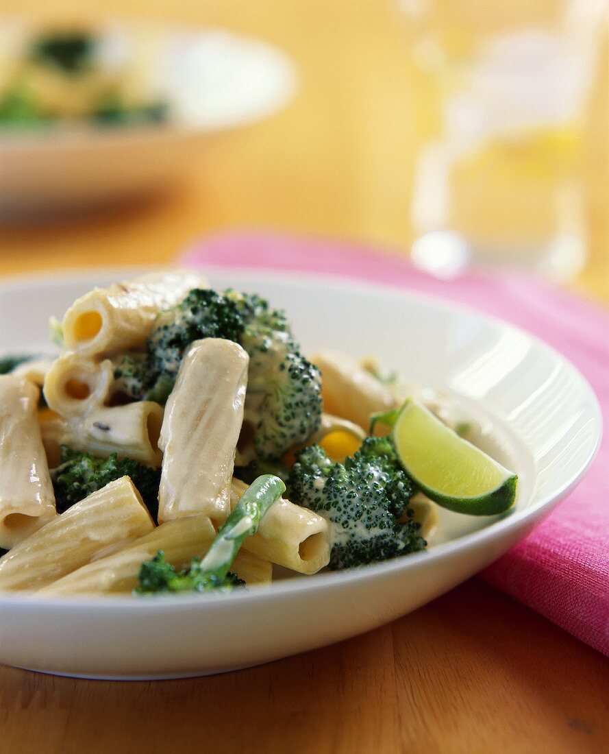 Rigatoni mit Brokkoli in Kokossauce