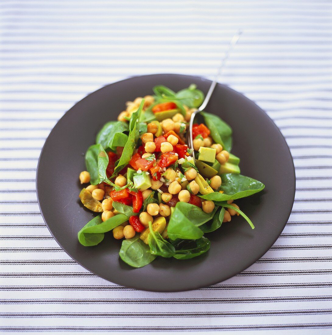 Spinach salad with chick-peas, peppers and avocado