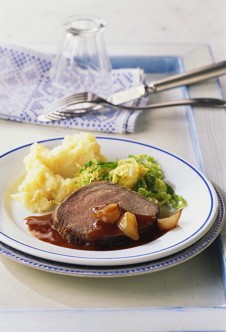 Rinderbraten mit Schalottensauce, Wirsing und Kartoffelpüree