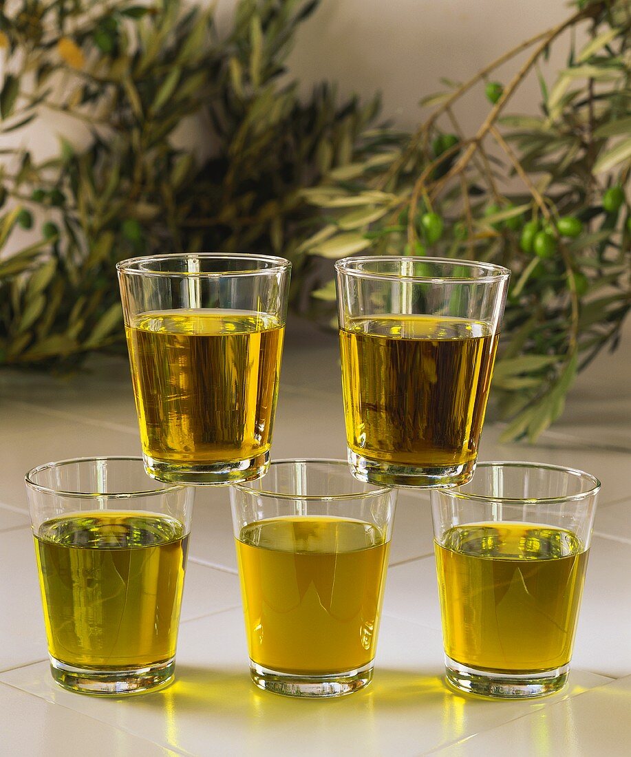 Verschiedene Sorten Olivenöl in Gläsern