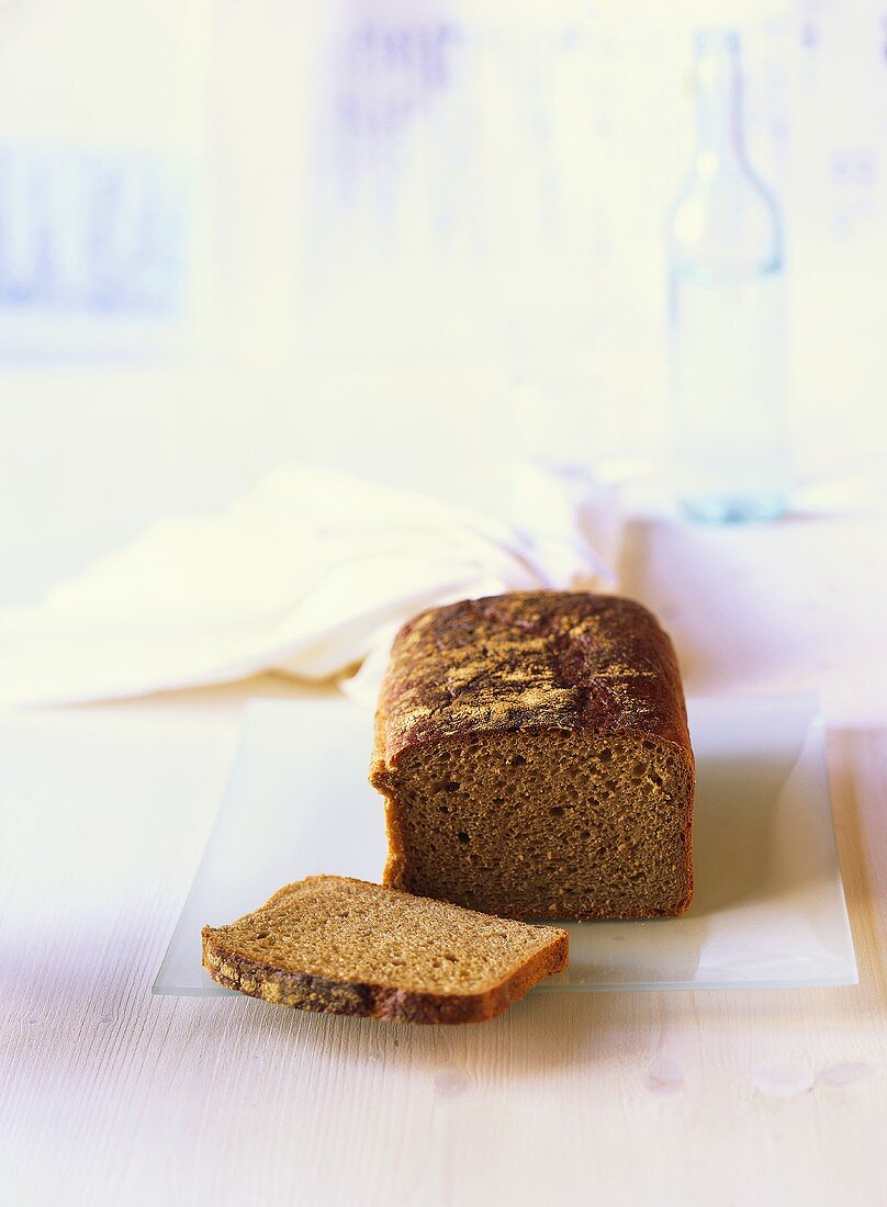 Landbrot mit abgeschnittener Scheibe