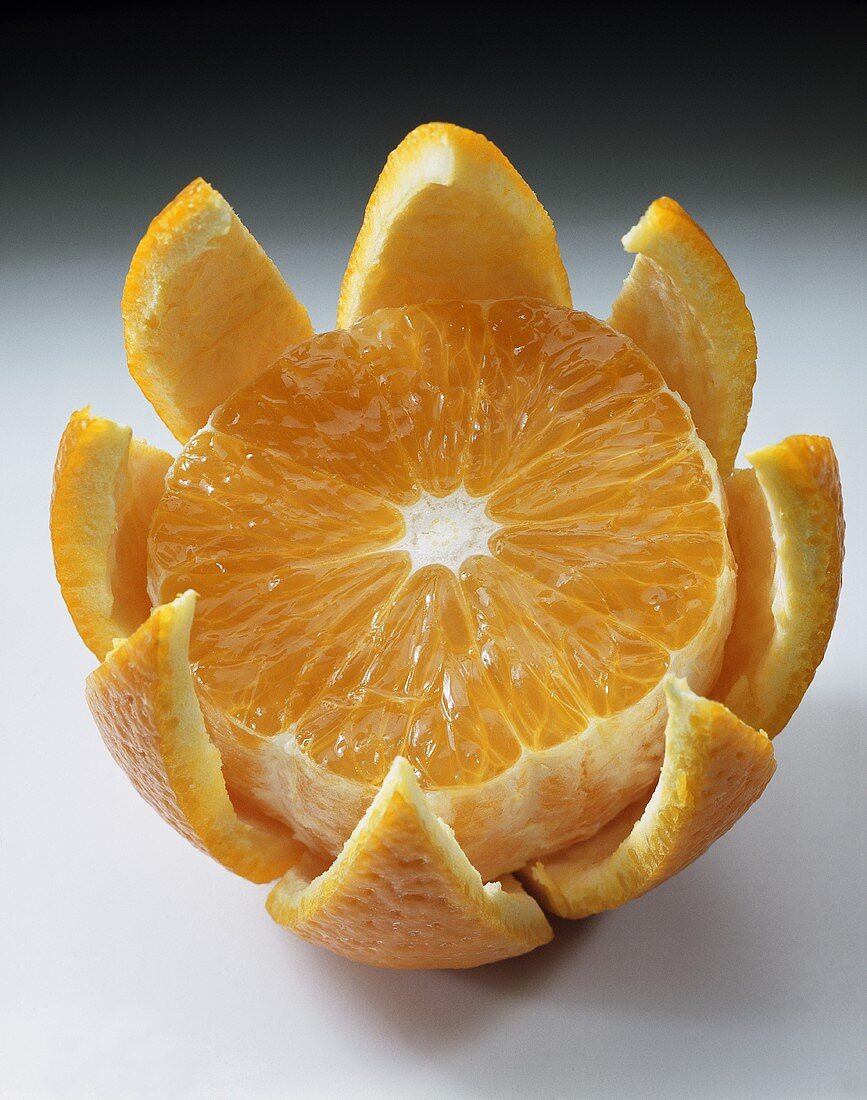 Orange (Citrus sinensis); halb geschält und angeschnitten