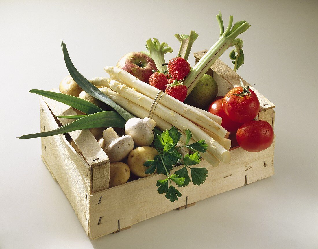 Holzkiste mit Gemüse, Pilzen und Obst