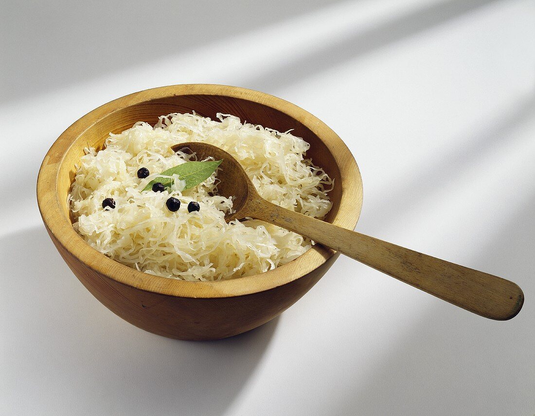 Sauerkraut in Holzschale mit Löffel