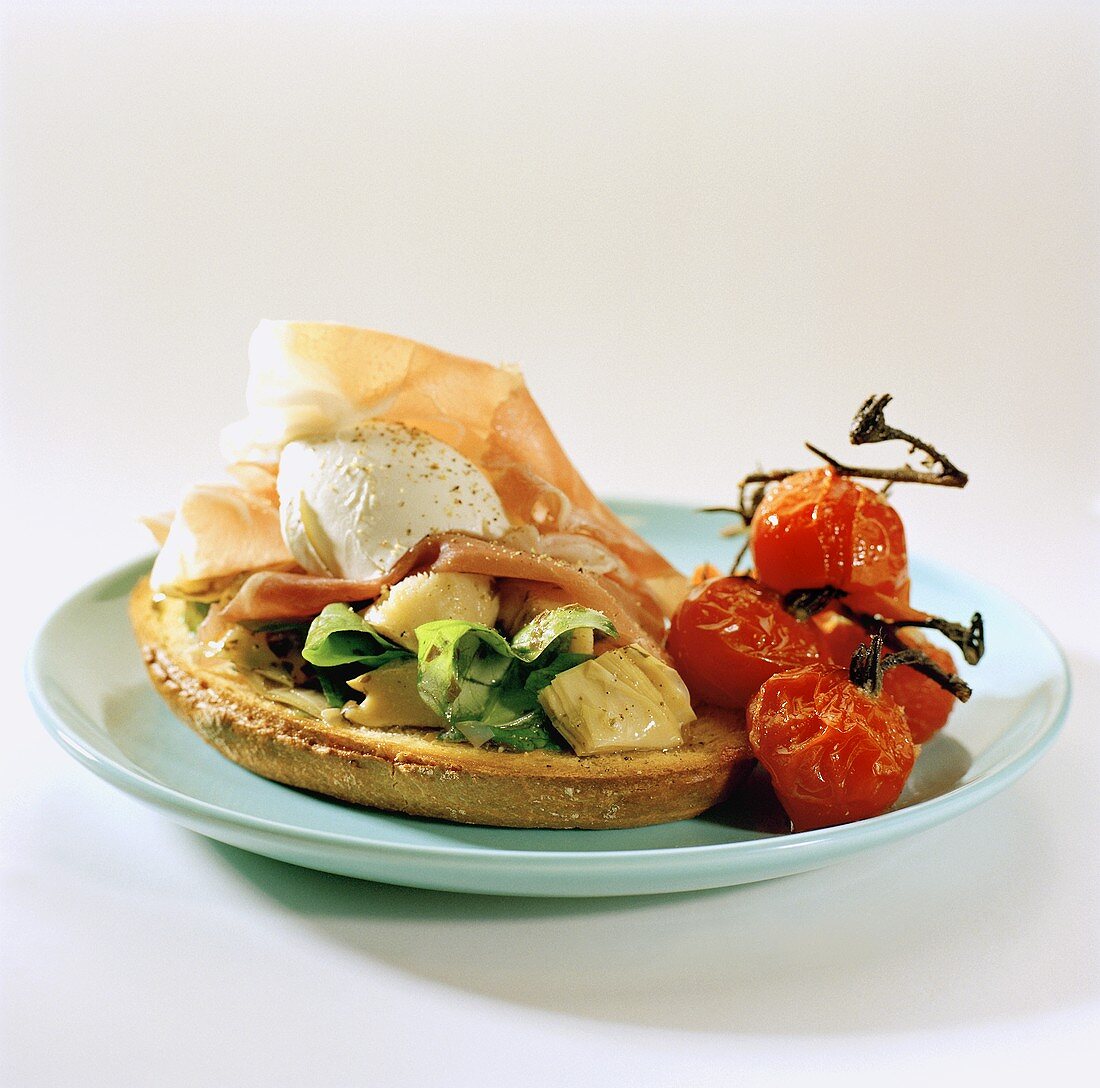 Belegtes Brot mit Schinken und Gemüse