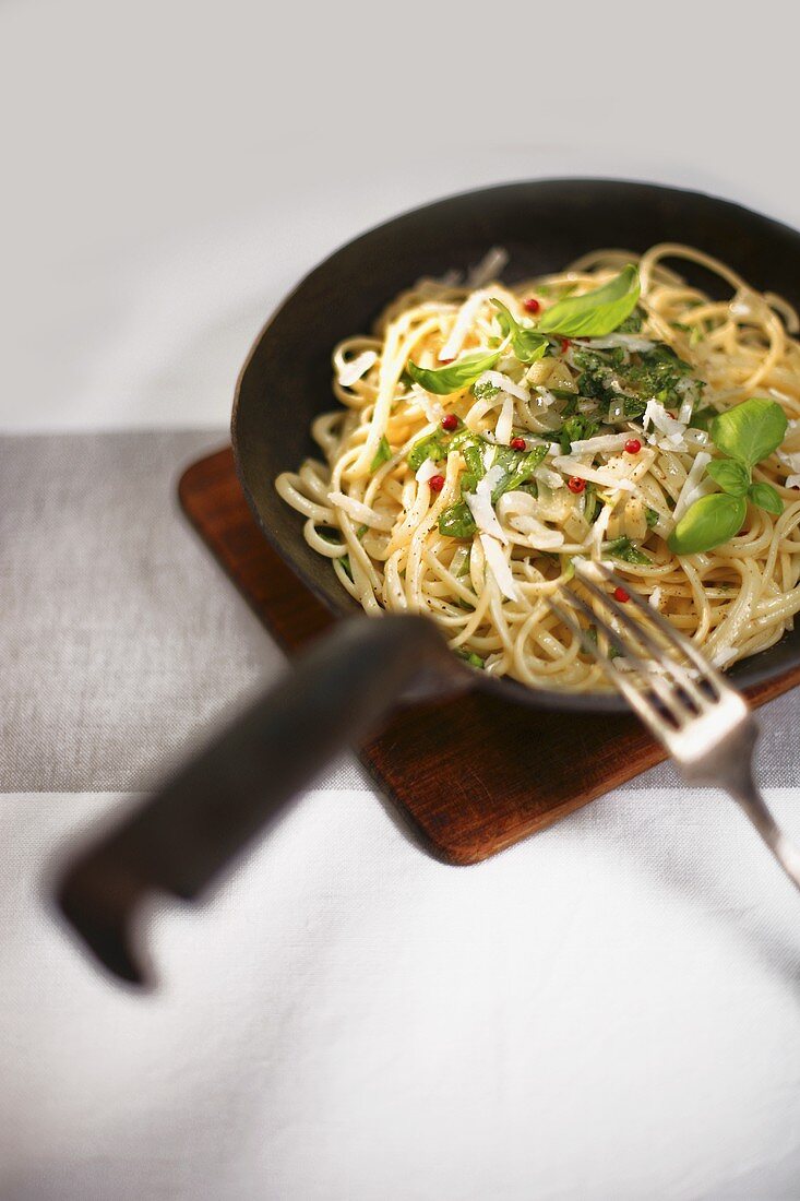 Linguine mit Basilikum