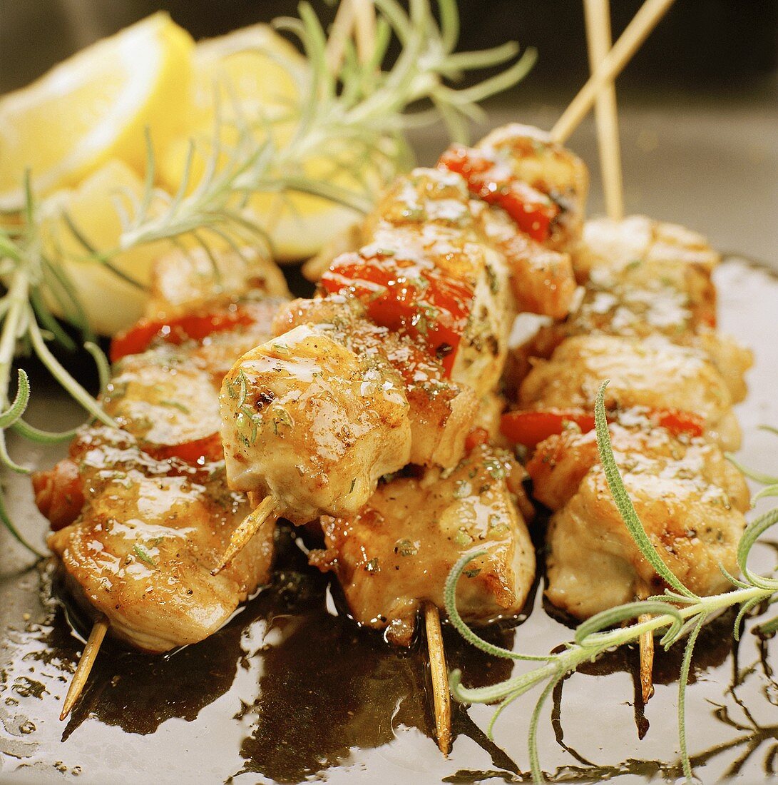 Fleischspiesschen mit Tomaten, Rosmarin und Zitronen