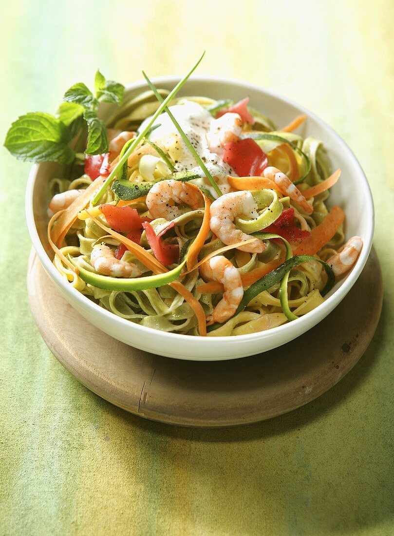 Tagliatelle mit Garnelen und Gemüse