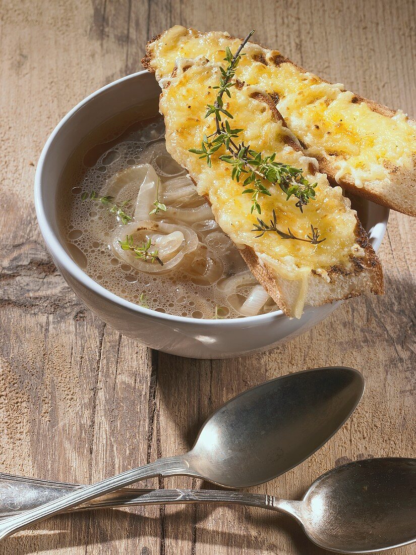 Bier-Zwiebel-Suppe mit überbackenen Käsebroten