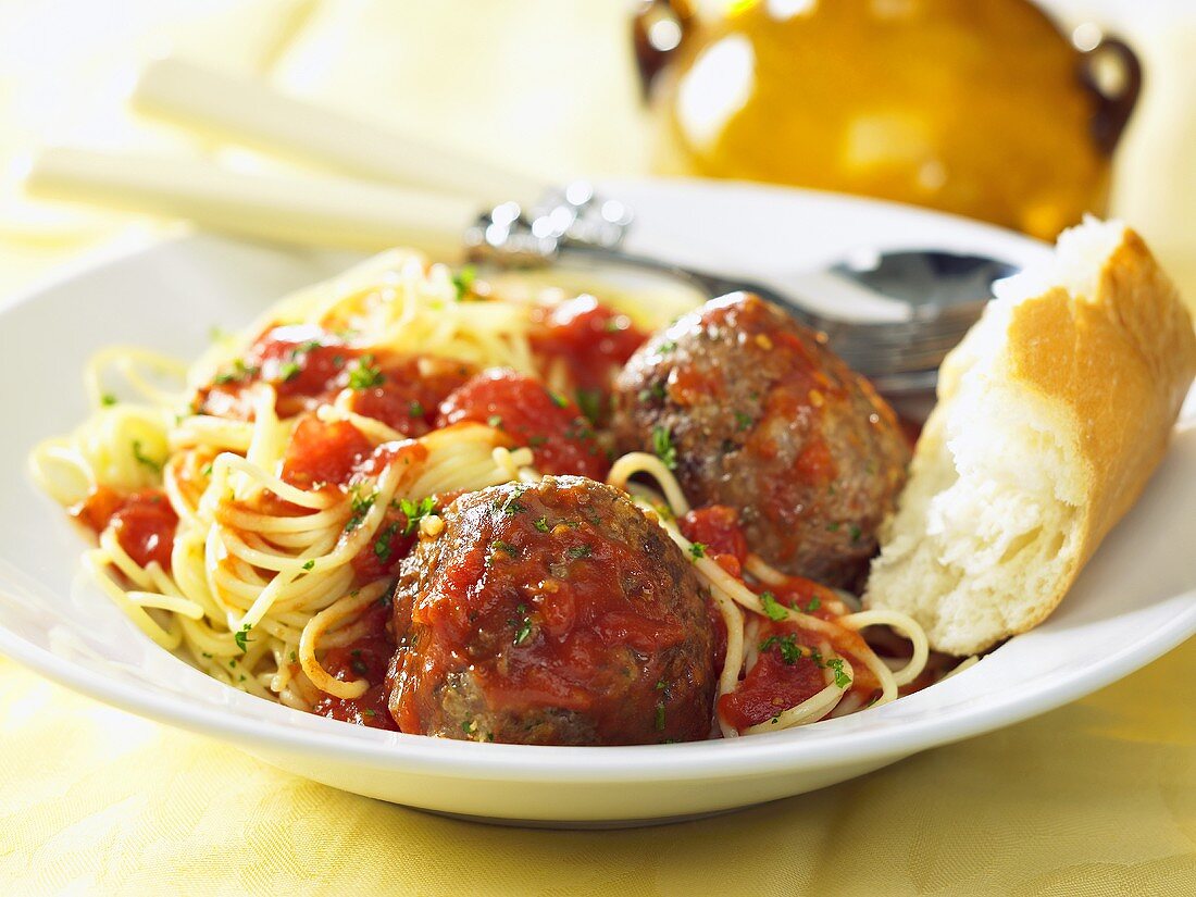 Spaghetti mit Hackfleischbällchen und Tomatensauce