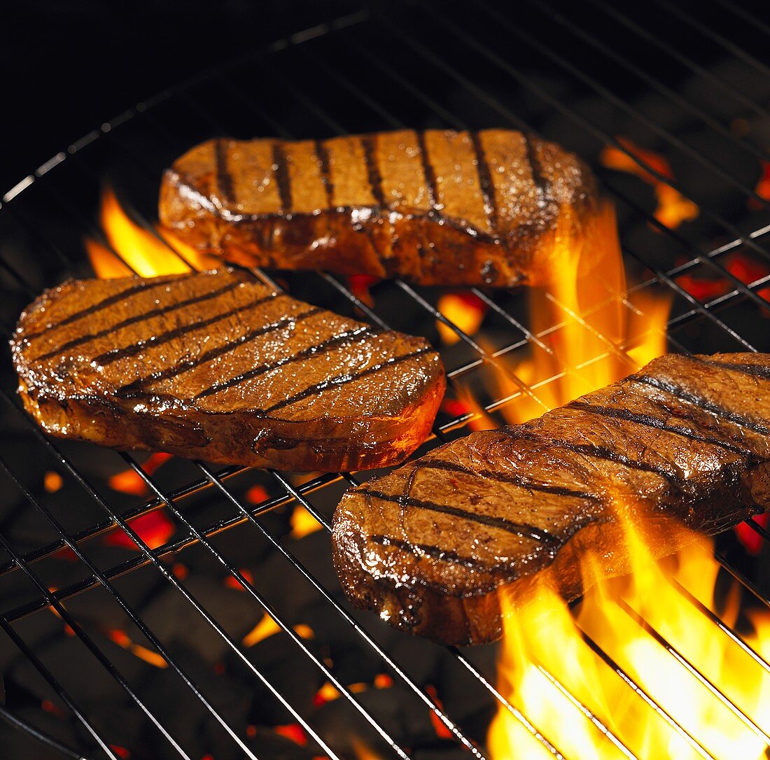 Drei Steaks auf dem Grill