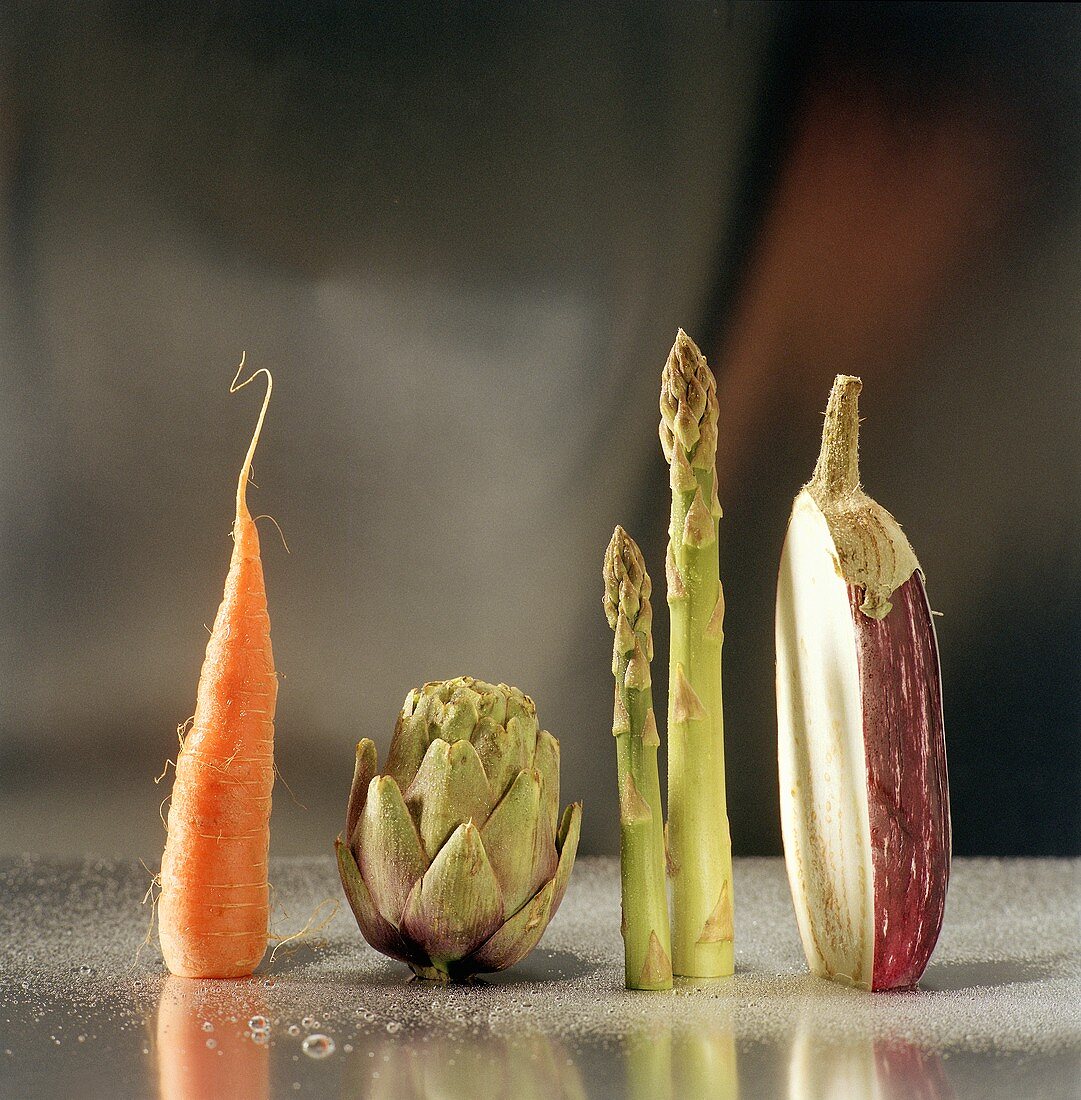 Möhre, Artischocke, grüner Spargel und halbe Aubergine