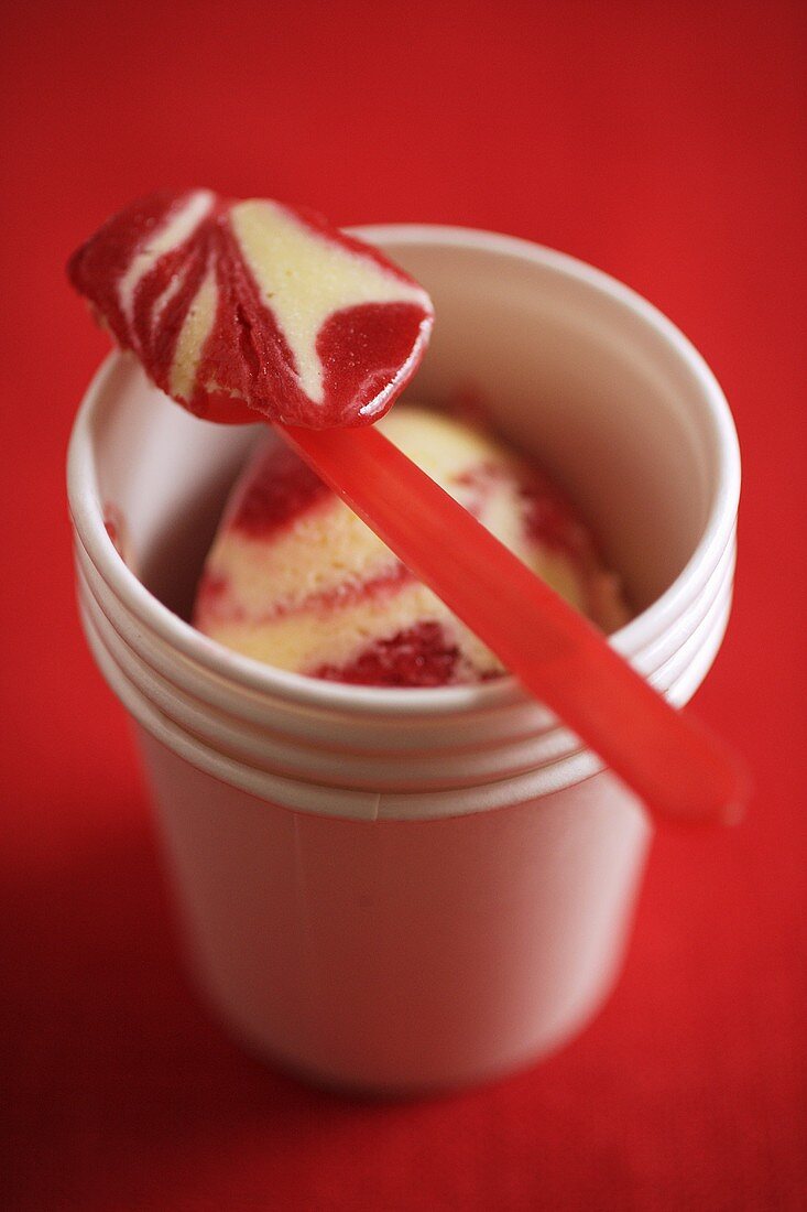 Vanille-Erdbeer-Eis im Becher