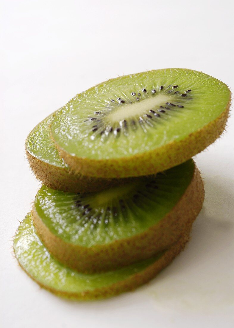 Slices of kiwi fruit in a pile