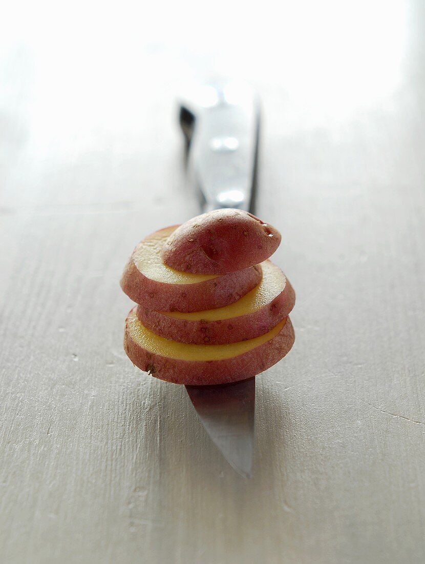 Kartoffelscheiben (Sorte Roseval) auf Messer