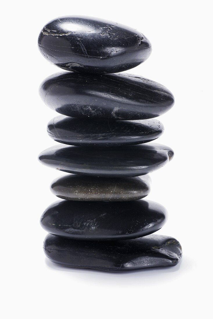 Schwarze Steine, gestapelt, für LaStone-Therapie