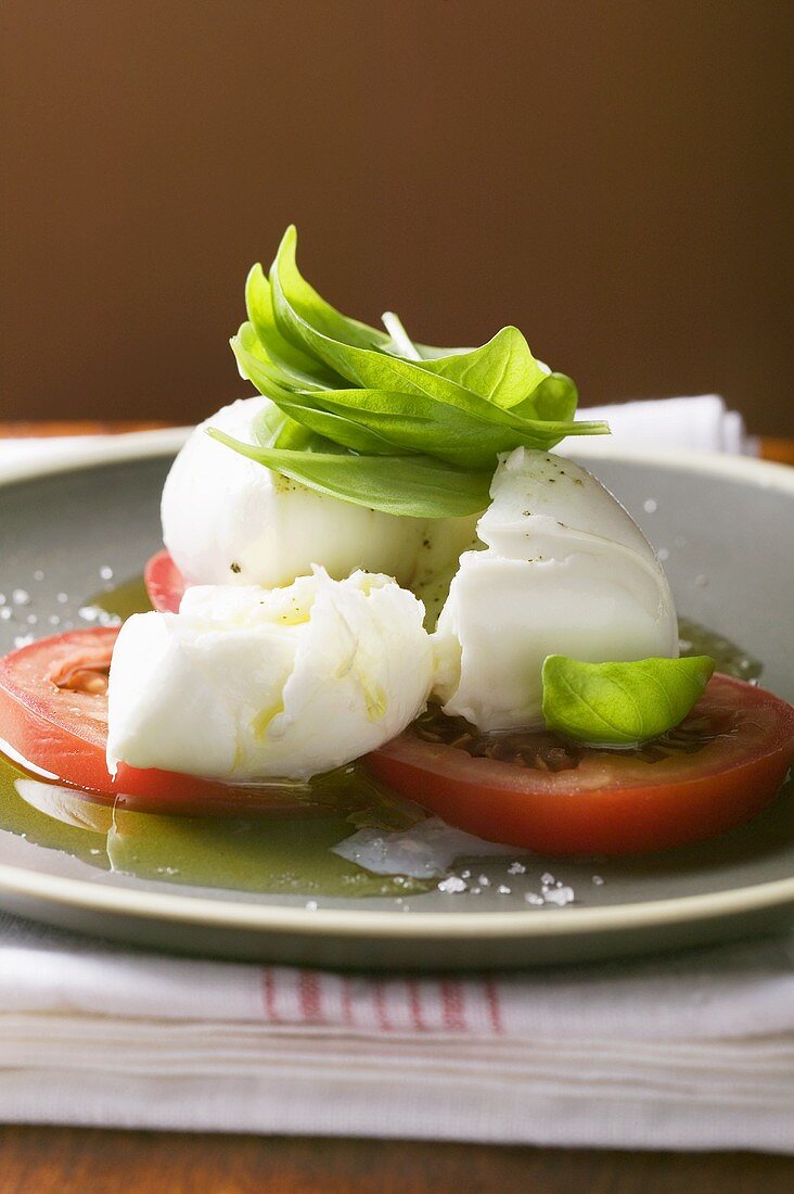 Insalata caprese (Tomaten mit Mozzarella und Basilikum)