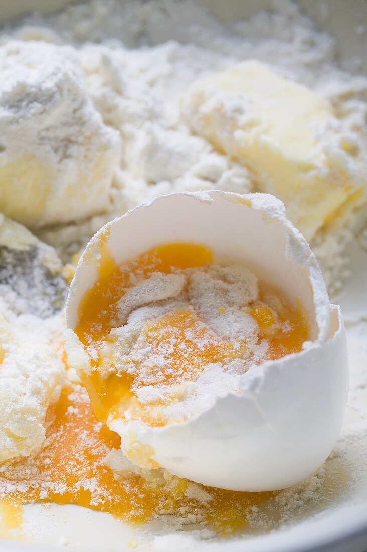 Aufgeschlagenes Ei, Mehl und Butter (Nahaufnahme)