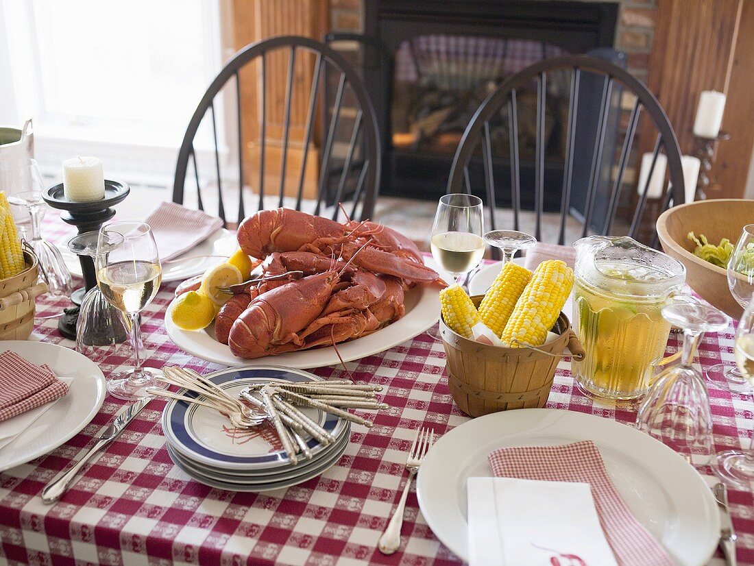 Gedeckter Tisch mit Lobster (USA)